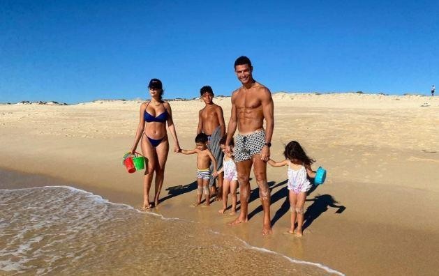 Bạn gái Ronaldo khoe những đường cong tuyệt mỹ trên du thuyền ảnh 4