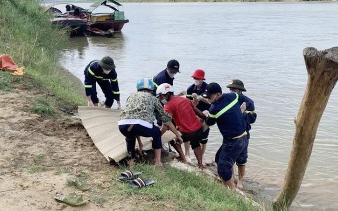 Tìm thấy thi thể người phụ nữ để xe máy trên cầu rồi gieo mình xuống sông Lam ảnh 1