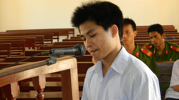 Hiếp dâm em ruột trong chòi rẫy ảnh 1