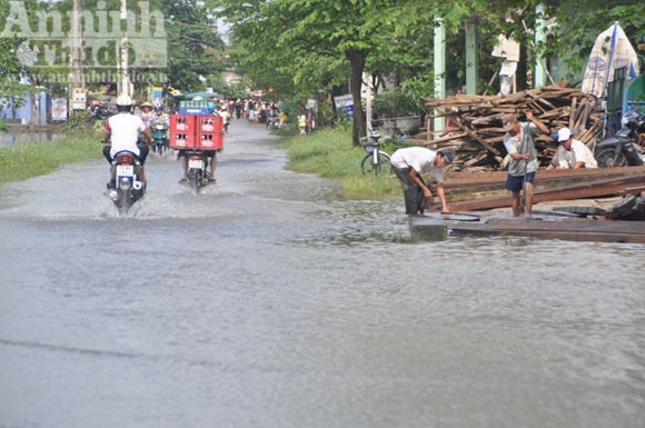 Dân “bơ phờ” di tản vì sạt lở đất ảnh 5