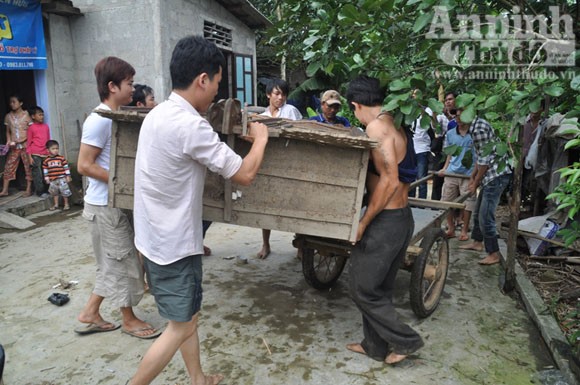 Dân “bơ phờ” di tản vì sạt lở đất ảnh 3
