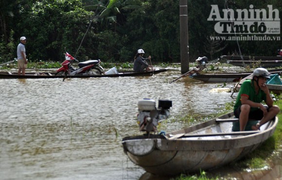 Dân “bơ phờ” di tản vì sạt lở đất ảnh 4