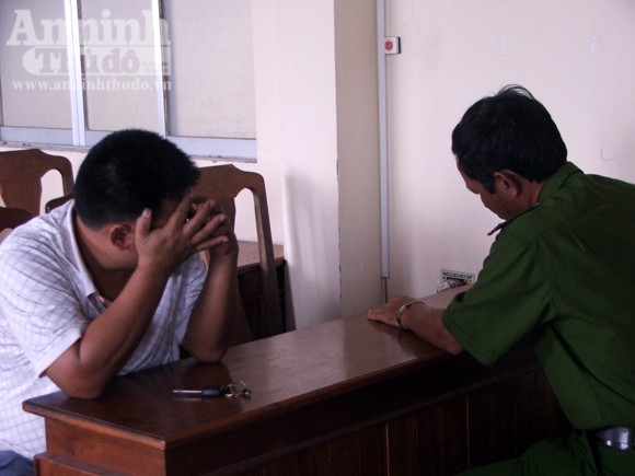 Nhà báo bị tấn công, “giam” trong xưởng vịt ảnh 1