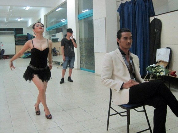 Ngọc Anh lả lơi, quyến rũ Ngọc Ngoan sau cánh gà ảnh 1