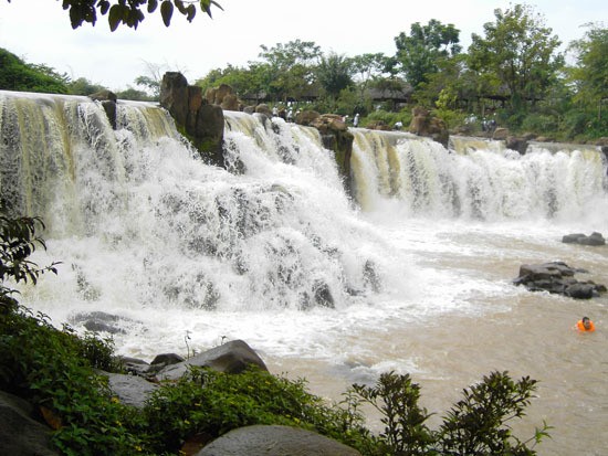 Một học sinh rơi thác tử vong ảnh 1