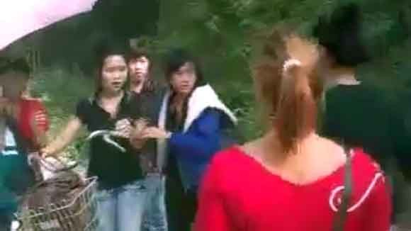 Phẫn nộ xem nữ sinh Thái Nguyên bị bạn đánh bất tỉnh ảnh 1
