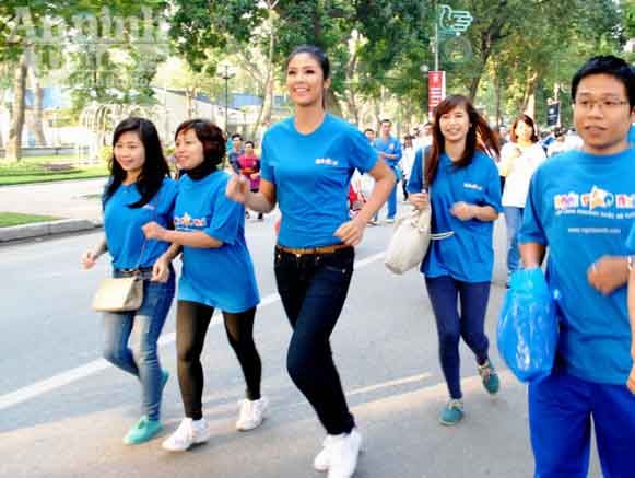 Hoa hậu Ngọc Hân chạy bộ vì trẻ em ảnh 5
