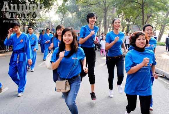 Hoa hậu Ngọc Hân chạy bộ vì trẻ em ảnh 4