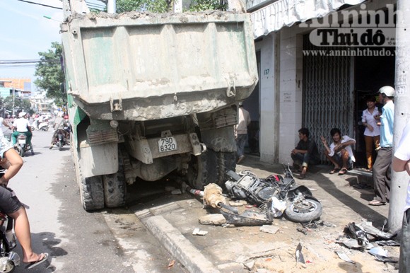 Xe tải “điên” bay lên lề đường tông nát xe máy ảnh 2