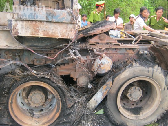 Xe đầu kéo bỗng nhiên bốc cháy khi đang đổ đèo ảnh 2