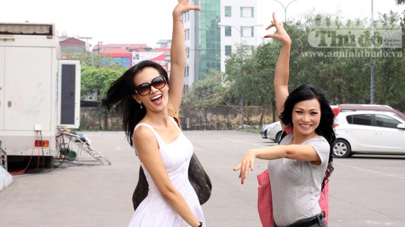 Phương Thanh nhí nhảnh tạo dáng cùng Anh Thư ảnh 6