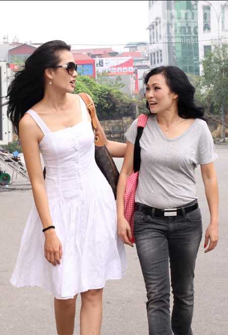 Phương Thanh nhí nhảnh tạo dáng cùng Anh Thư ảnh 1