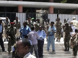 Đánh bom nhà hát, Thủ tướng Somalia thoát nạn ảnh 1