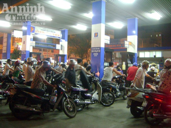 Nhốn nháo mua xăng giờ tăng giá lên 23.400 đồng/lít ảnh 2