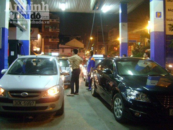 Nhốn nháo mua xăng giờ tăng giá lên 23.400 đồng/lít ảnh 4