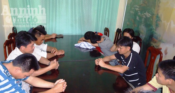 Bắt 12 nông dân trên chiếu bạc ảnh 1