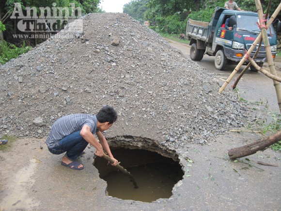 25 khối đất đá để lấp sông ngầm trên đường quốc lộ ảnh 3