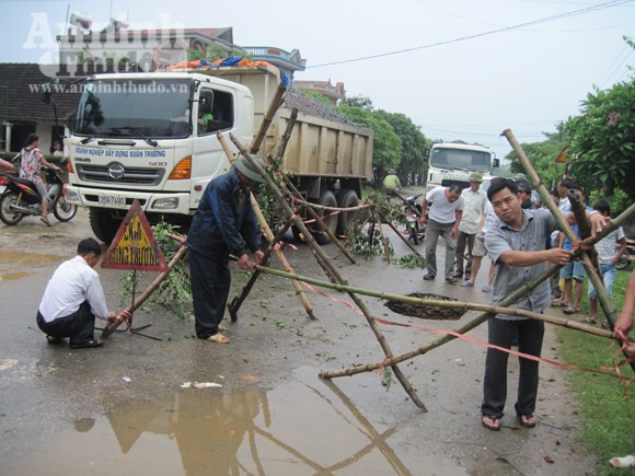 25 khối đất đá để lấp sông ngầm trên đường quốc lộ ảnh 1