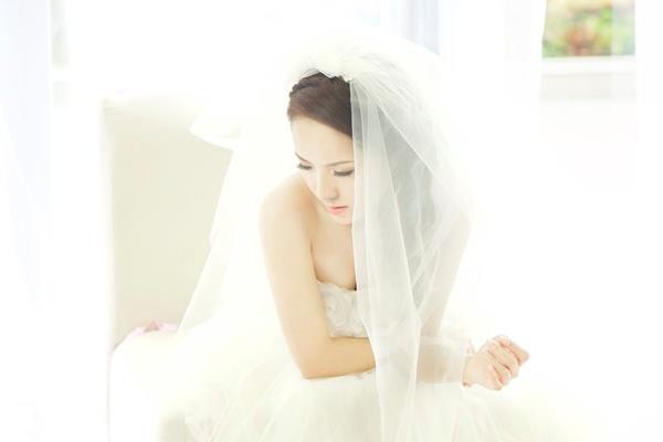 Phương Linh thẫn thờ khoác áo cô dâu ảnh 10