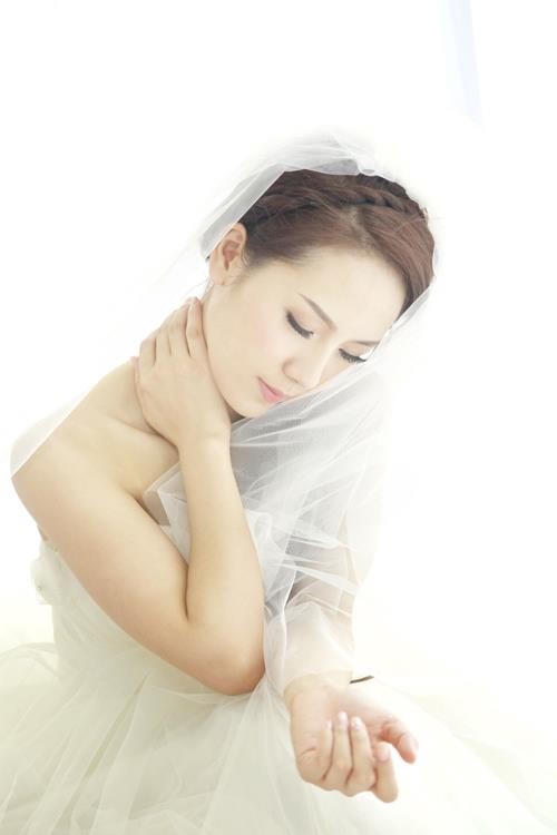 Phương Linh thẫn thờ khoác áo cô dâu ảnh 2