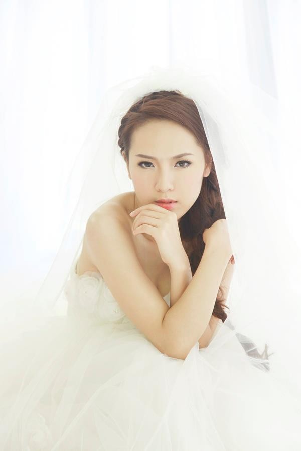 Phương Linh thẫn thờ khoác áo cô dâu ảnh 1