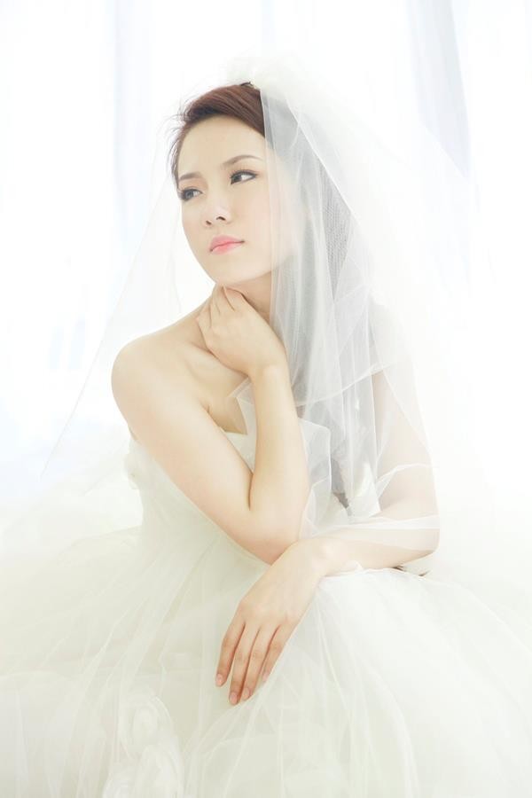 Phương Linh thẫn thờ khoác áo cô dâu ảnh 3