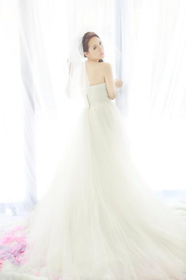 Phương Linh thẫn thờ khoác áo cô dâu ảnh 4