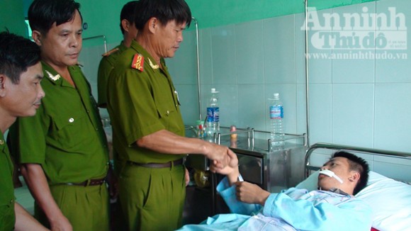 Côn đồ liều lĩnh tấn công CSCĐ, hòng cướp súng ảnh 2