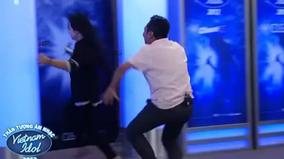 Quang Dũng rượt đuổi thí sinh "đòi" tấm vé vàng ảnh 5