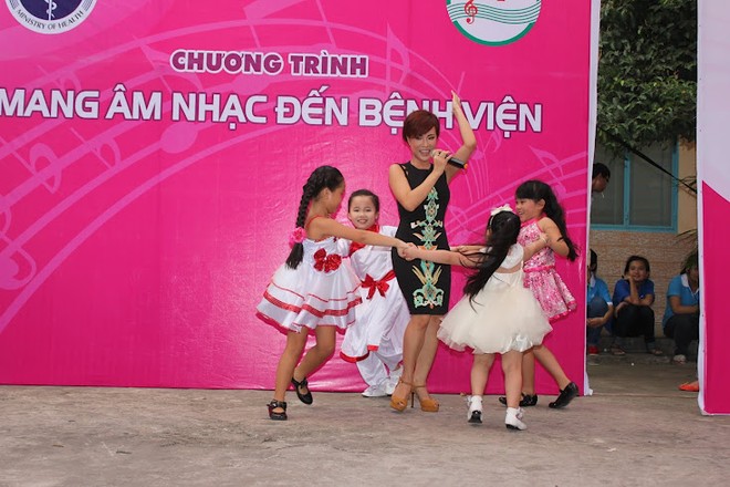 Uyên Linh, Wanbi Tuấn Anh xoa dịu nỗi đau bằng tiếng hát ảnh 2