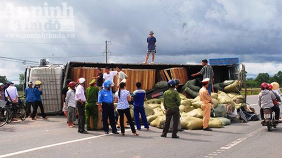 Xe tải chở bông nổ lốp, lật giữa đường ảnh 1