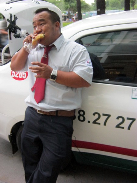 Hiếu Hiền "bỏ nghề" đi lái Taxi may mắn ảnh 7