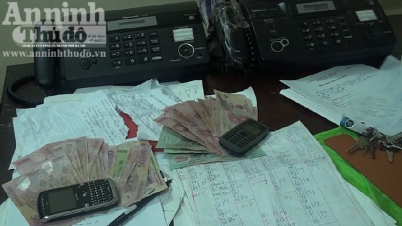Bắt quả tang "nhà cái" đang thu gom bảng đề ảnh 2