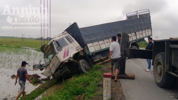 Xe tải mất lái lao xuống ruộng, tài xế may mắn thoát chết ảnh 1