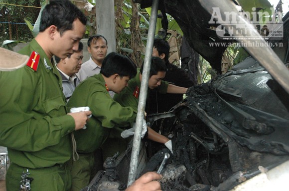 Nửa đêm, ôtô để trong ga-ra bốc cháy đùng đùng ảnh 1