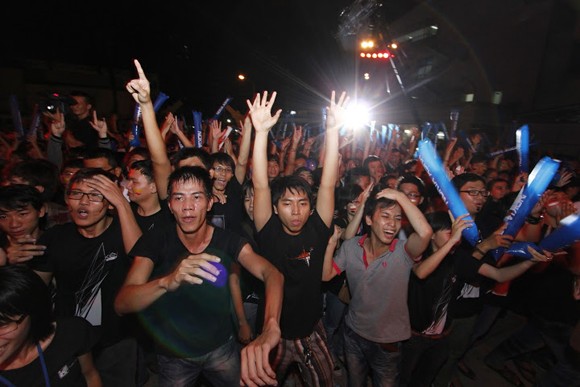 Phương Thanh bỏ giầy quậy tưng bừng cùng sinh viên Kiến trúc ảnh 4