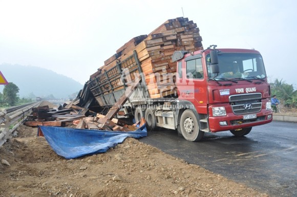 Container chở hàng chục khối gỗ bốc cháy dữ dội ảnh 3