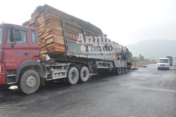 Container chở hàng chục khối gỗ bốc cháy dữ dội ảnh 1