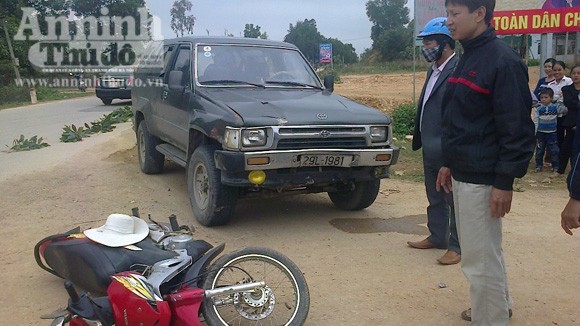 "Xế hộp" tông xe máy kẹp 3 văng xa 5 mét ảnh 1