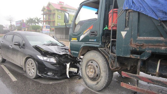 Ô tô con lao đầu vào xe tải, cả gia đình thoát chết ảnh 1