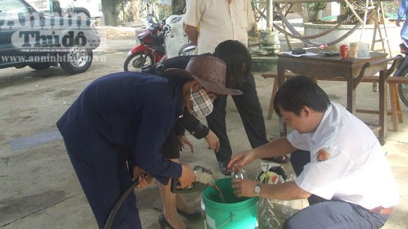 Mua phải xăng dởm, hàng chục xe máy gặp "nạn" ảnh 2