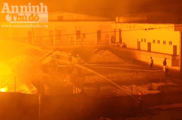 Suốt đêm cứu cháy xưởng gỗ rộng cả trăm m2 ảnh 5