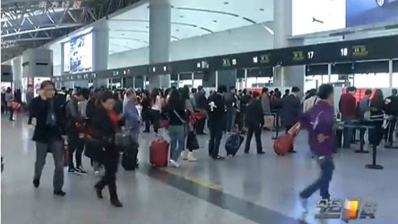 Giấu cẳng chân của chính mình trong vali để mang lên máy bay ảnh 2