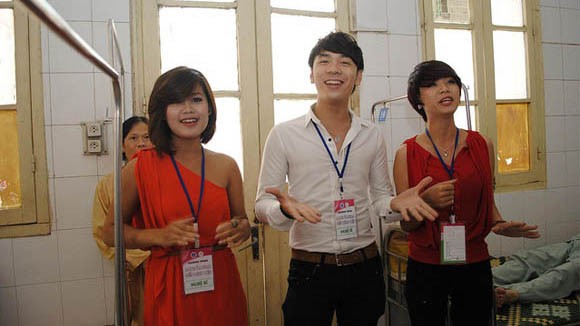 Mang âm nhạc và máu đến Viện Huyết học - Truyền máu Trung ương ảnh 1