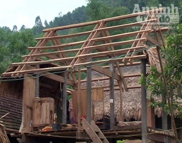 Lốc xoáy tàn phá hơn 20 ngôi nhà, nhiều người bị thương ảnh 1