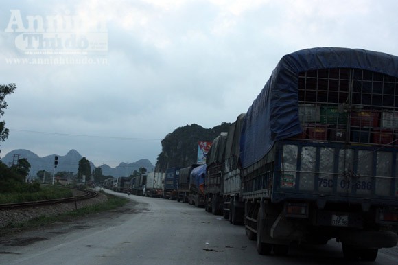 Xe tải "húc" đuôi xe bồn, hàng nghìn lít xăng tràn ra quốc lộ ảnh 3