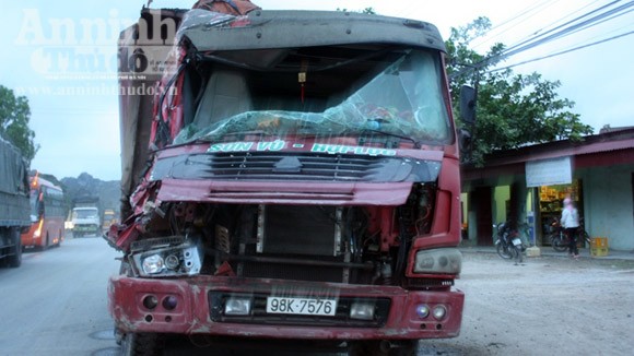 Xe tải "húc" đuôi xe bồn, hàng nghìn lít xăng tràn ra quốc lộ ảnh 1