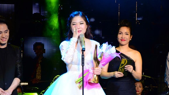 Hương Tràm òa khóc nhận giải Nghệ sĩ mới của năm ảnh 3