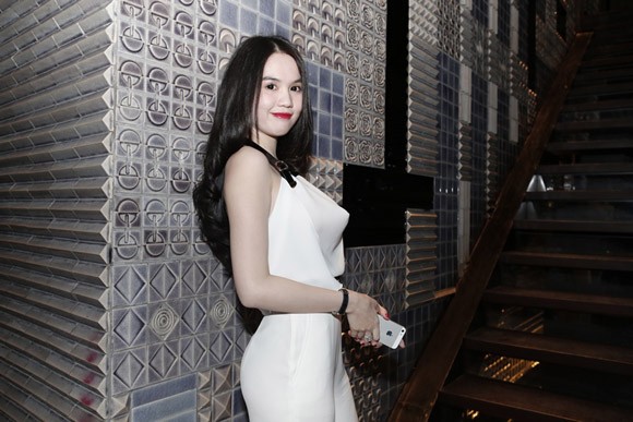 Ngọc Trinh khéo léo khoe vai trần đầy gợi cảm ảnh 1
