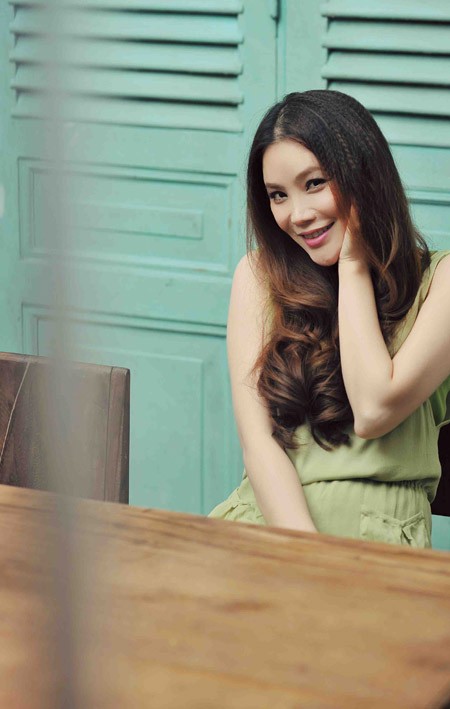 Hồ Quỳnh Hương tĩnh lặng bên cửa gỗ ảnh 9